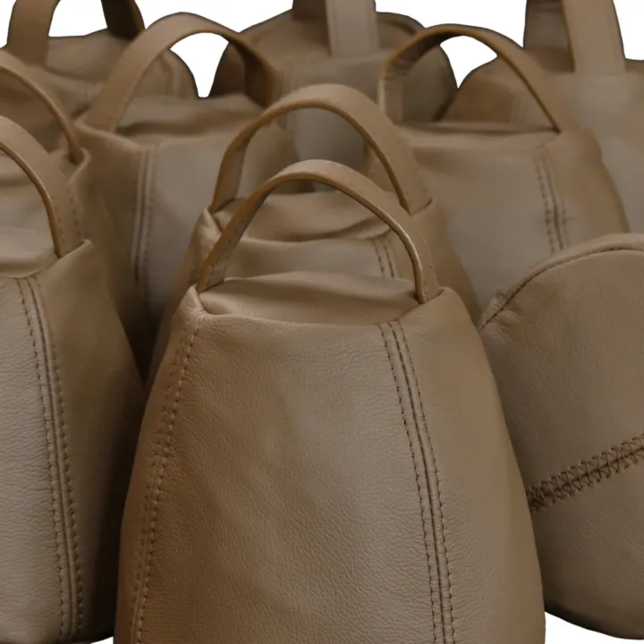 Visual DOOR STOPPER IN GRAINED LEATHER