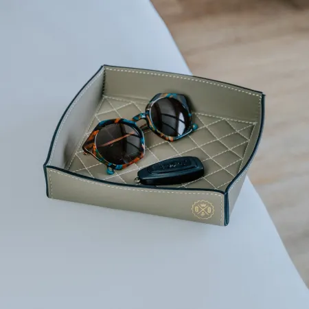 SOFT PIN TRAY IN SMOOTH LEATHER WITH DIAMOND QUILTING