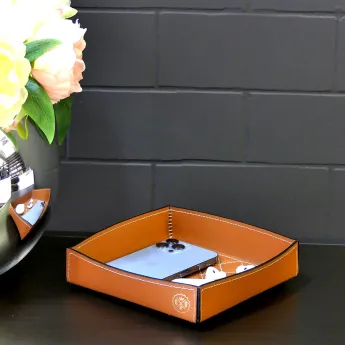 SOFT PIN TRAY IN SMOOTH LEATHER WITH DIAMOND QUILTING